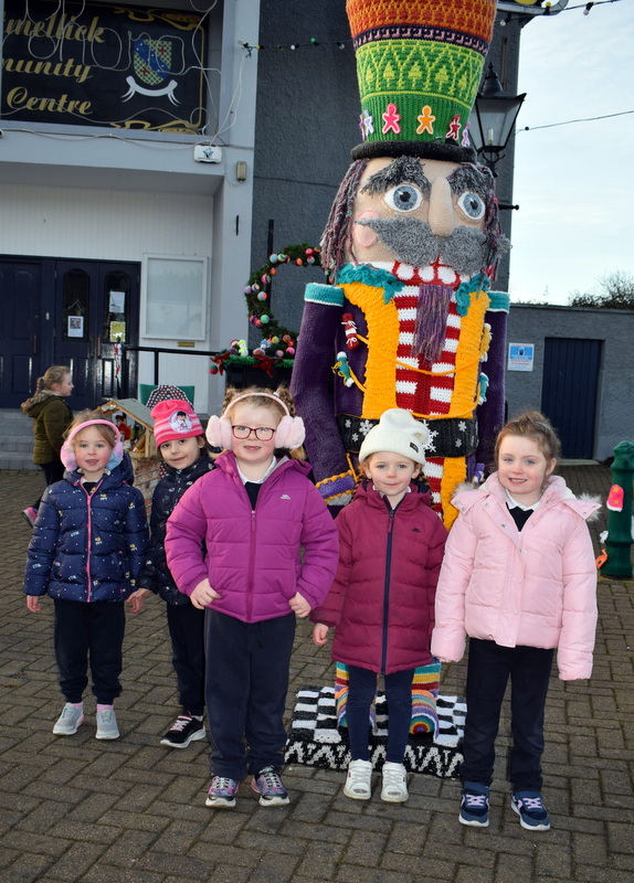 DSC 0010 001 - Junior Infants Visit to see the Christmas Yarn Bombing