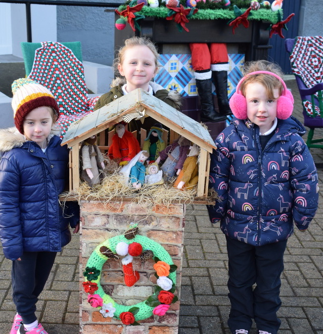 DSC 0016 001 - Junior Infants Visit to see the Christmas Yarn Bombing