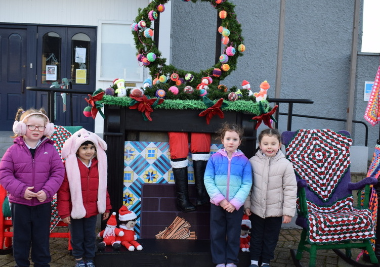 DSC 0018 001 - Junior Infants Visit to see the Christmas Yarn Bombing