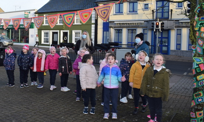 DSC 0027 001 - Junior Infants Visit to see the Christmas Yarn Bombing