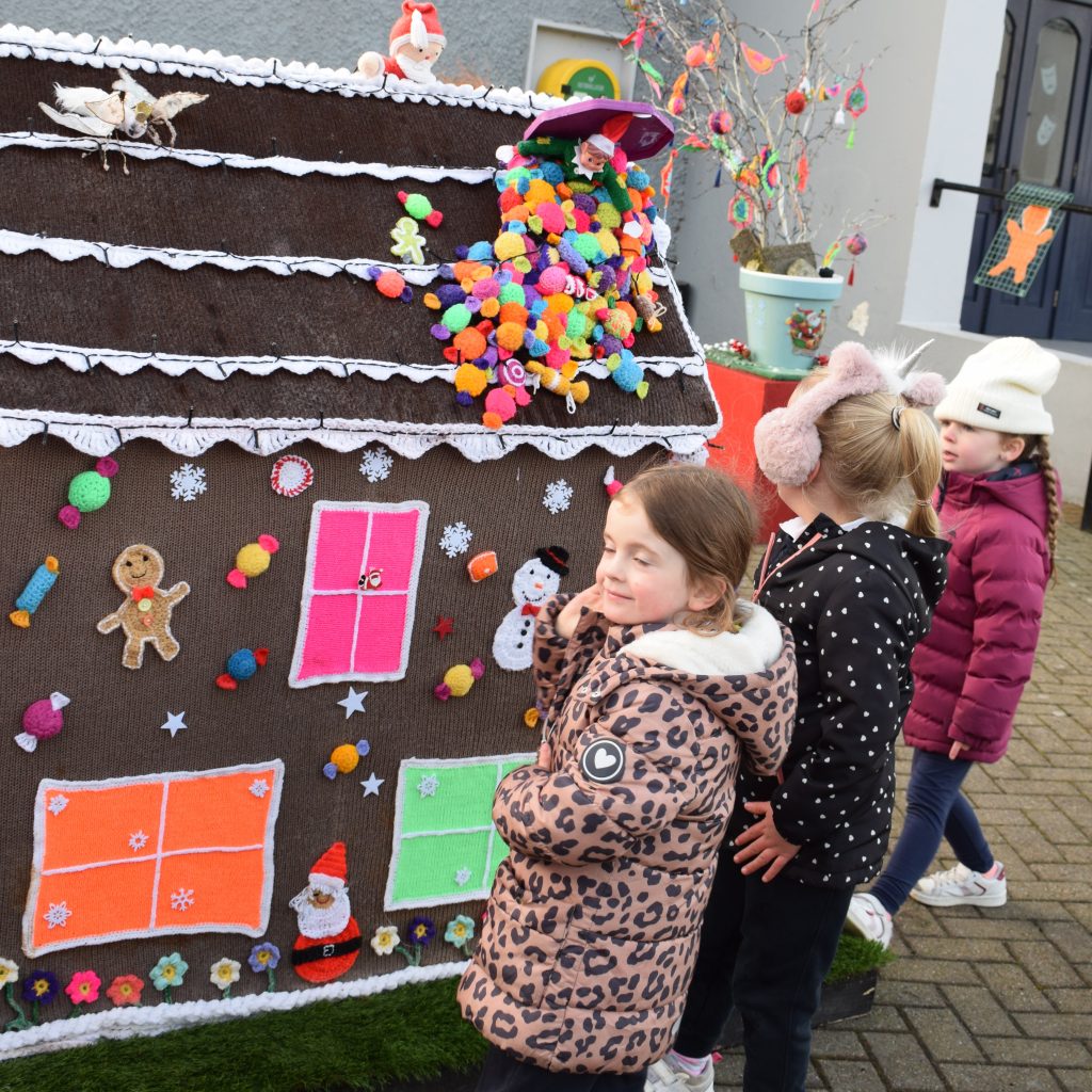 DSC 0033 1024x1024 - Junior Infants Visit to see the Christmas Yarn Bombing